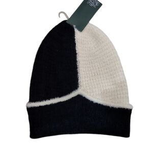 BLACK AND WINTER WHITE SUPER SOFT KNIT BEANIE ONE SIZE NWT